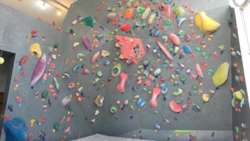 秋田県のクライミング施設「TAKAクライミングジム」